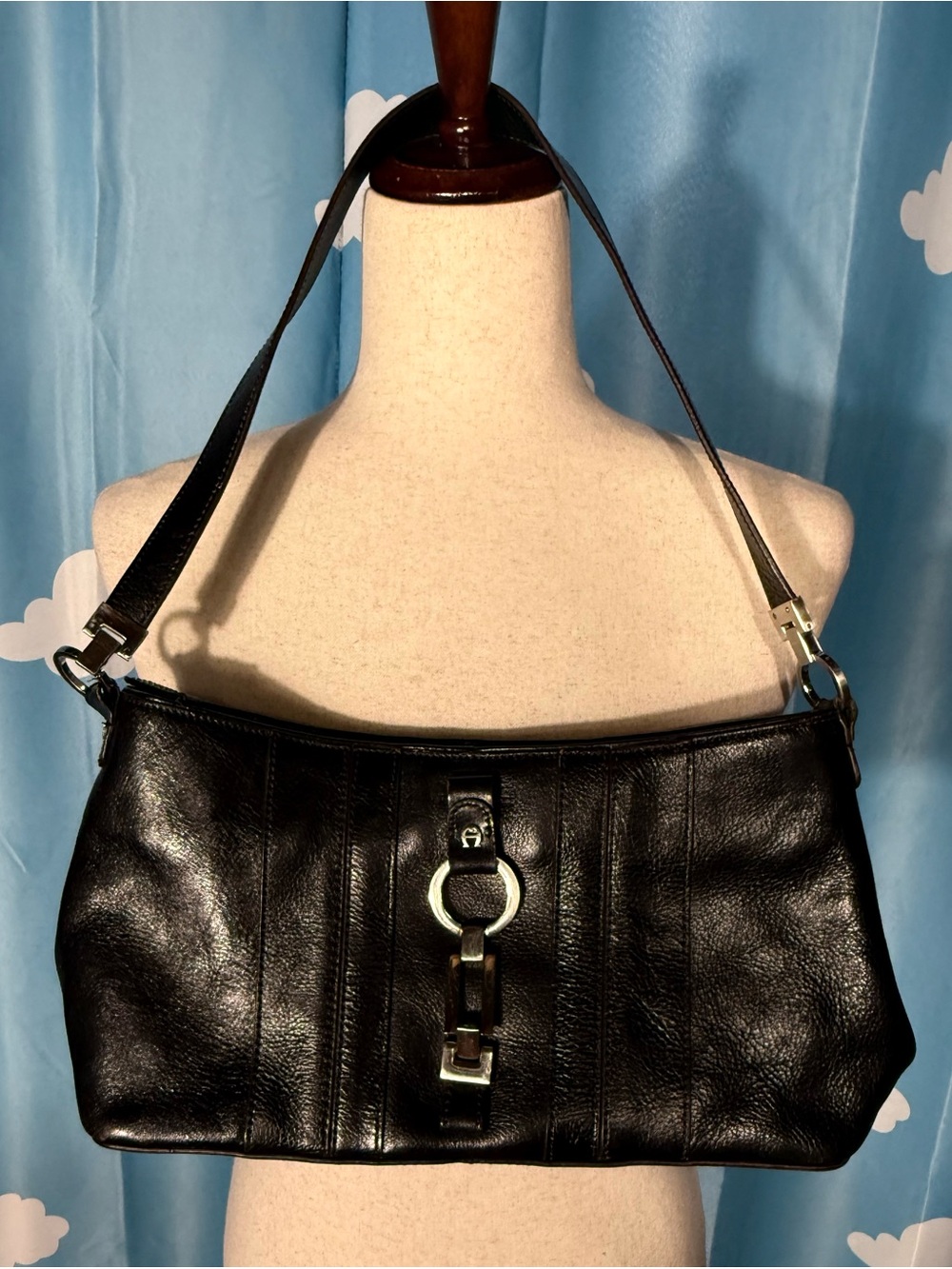 Vintage Etienne Aigner large baguette hand bag- shoulder bag. Black leather.